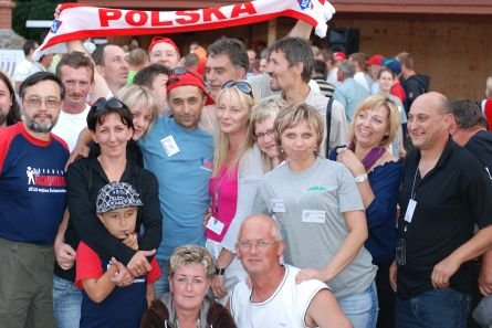 Zdjęcie pamiątkowe ze zwycięzcą – Leszek Polewski w środku w niebieskiej koszulce.