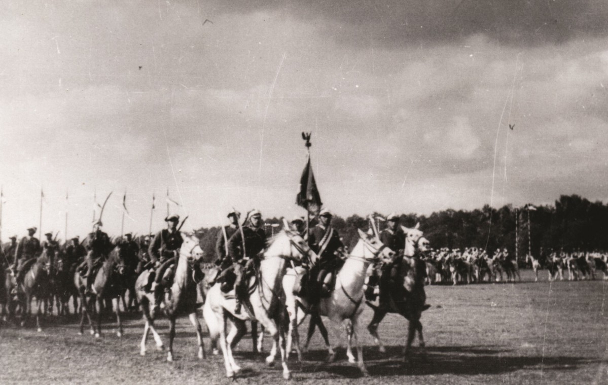 Defilada 5. Pułku Strzelców Konnych podczas święta jazdy na krakowskich Błoniach w 1933 roku, fot. Śnieżka