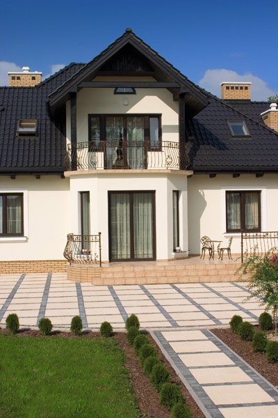 Szlachetne płyty Corona Brillant, barwa Koral, w połączeniu z kostką brukową
