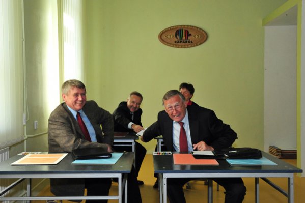 Znowu w szkolnej ławie od lewej: Wolfgang Hübel - Prezes Saksońskiego Centrum Kształcenia Zawodowego Ochrony Środowiska i Przemysłu Chemicznego w Dreźnie, Tomasz Kruppik Prezes Zarządu Caparol Polska Sp. z o.o., Gert Walther Prezes Zarządu LACUFA, Niemcy i Prezes Zarządu Caparol Polska Sp. z o.o., dr Elke Kriwanek - Dyrektor Działu Marketingu Lacufa Niemcy