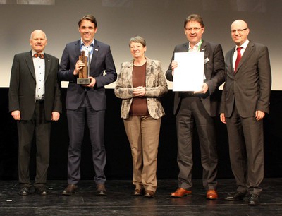 Podczas wręczenia nagrody na targach BAU 2017 w Monachium: od lewej: Przewodniczący BAKA Ulrich Zink; Dirk Sieverding, Prezes Zarządu Remmers Gruppe AG; dr Barbara Hendricks, Minister Środowiska, Ochrony Przyrody, Budownictwa i Bezpieczeństwa Reaktorów; Wolfgang Steurer, Kierownik Działu Komunikacji w Remmers Gruppe AG oraz dr Reinhardt Pfeiffer, Zastępca Prezesa Targów Monachijskich (Messe München GmbH). Fot. Remmers, Löningen