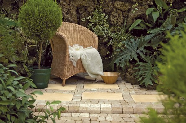 (Fot. Libet) doskonałe połączenie w stylistyce Południa – płyty Toscania z kostką Romano zwieńczoną Kravento