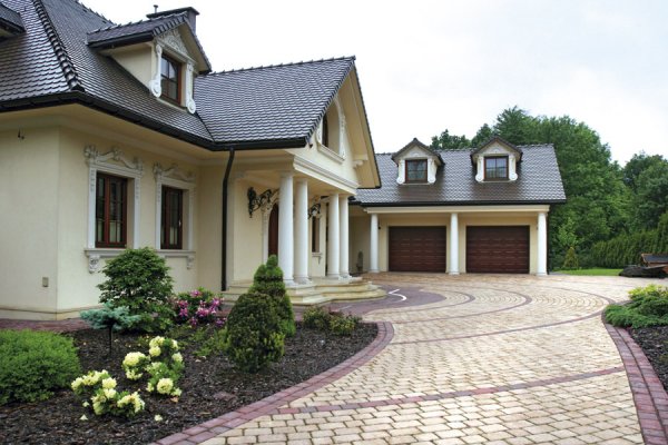 (fot. Libet) Podjazd w feerii barw kostki Krakowskiej – elegancko i z odrobiną artystycznego polotu