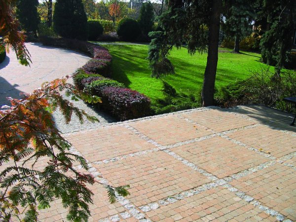 (Fot. Libet) Proste kształty na bazie kwadratu to jeden z najnowszych trendów w małej architekturze