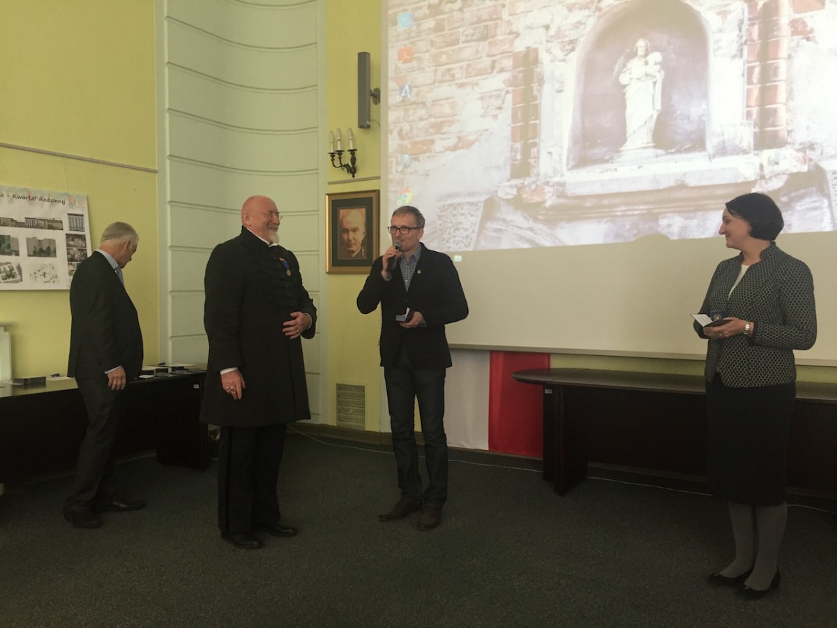 Andrzej Karolczak po odbiorze odznaki z rąk Generalnego Konserwatora Zabytków, pani dr hab. Magdaleny Gawin. Fot. Keim
