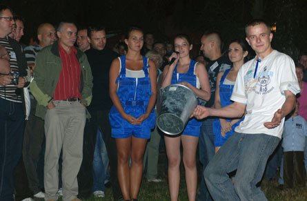 Zabawa trwała do późnego wieczora.