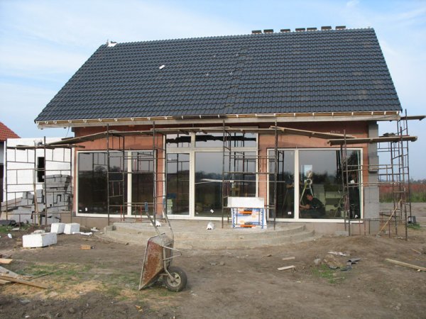 Projekt domu pasywnego autorstwa znanego biura projektowego M & L Lipińscy. Do uszczelnień złączy okiennych zastosowano Soudal Window System