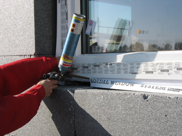 Do wypełnienia szczeliny pomiędzy ościeżnicą a ścianą w domu pasywnym została zastosowana pianka Soudafoam Gun Low Expansion Click & Fix. Warstwa termoizolacji z pianki została zabezpieczona folią paroprzepuszczalną Soudal Folienband Outside.Fot. Soudal