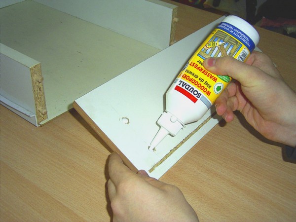 fot. Soudal. Używając odpowiedniego kleju, z łatwością dokonamy drobnych napraw