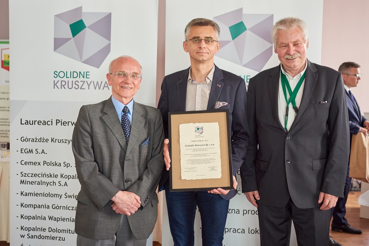 Krzysztof Filusz dyrektor zarządzający Górażdże Kruszywa odbiera certyfikat, Fot. Górażdże Kruszywa