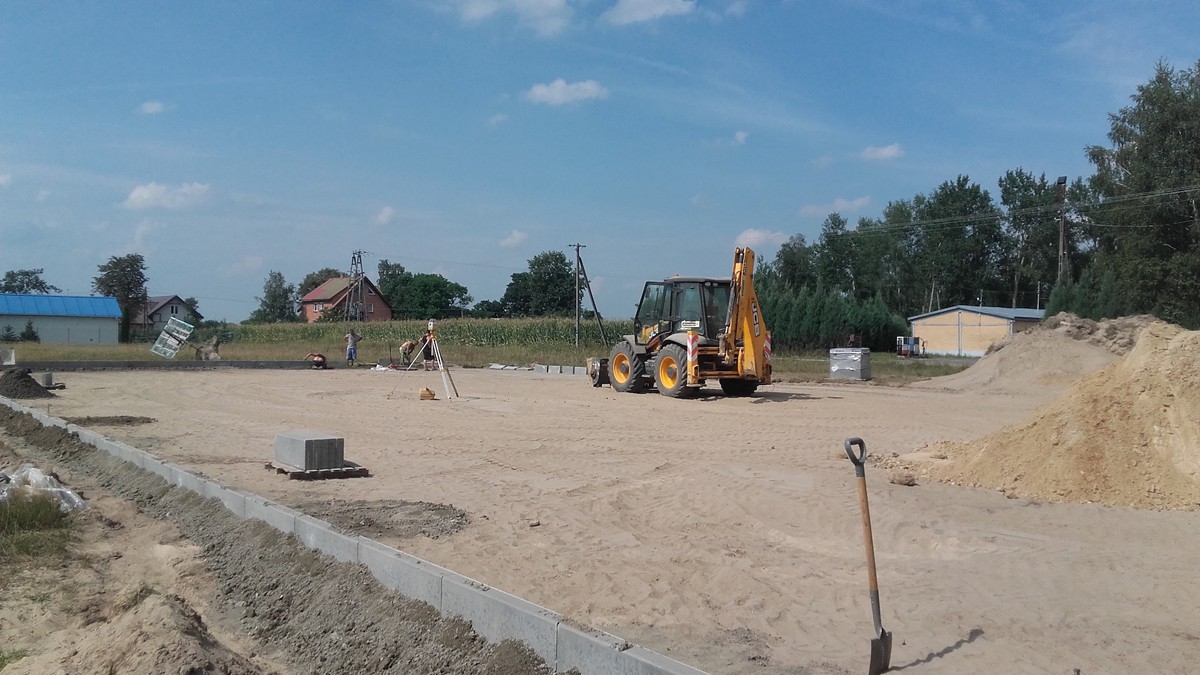 Ruszyła budowa kolorowego boiska w szkole podstawowej w Szóstce! 