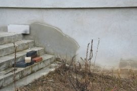Rys 1. Zniszczenia w piwnicy na skutek braku odpowiedniej izolacji poziomej i pionowej na ławach i ścianach fundamentowych