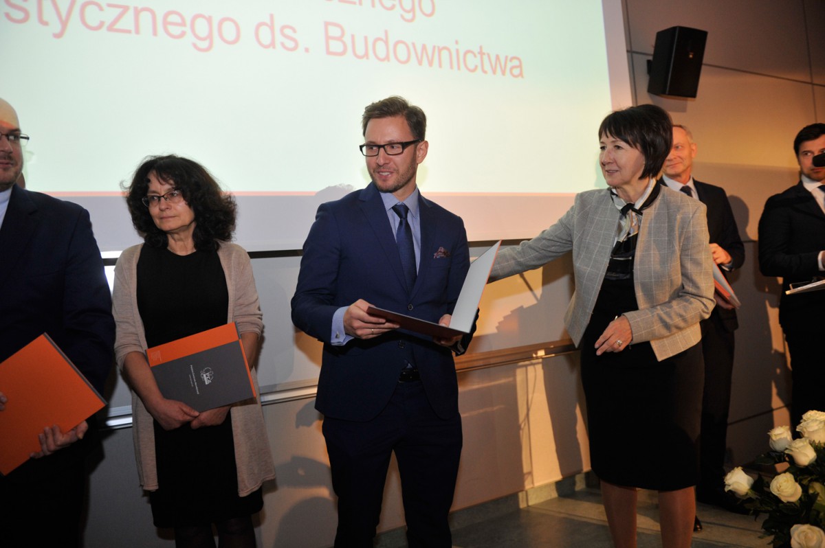 Wręczenie nominacji do KTS ds. Budownictwa od prawej Lucyna Olborska PCA, Kamil Kiejna PSPS, Anna Wilczewska GUNB. Fot. Robert Korybut-Daszkiewicz