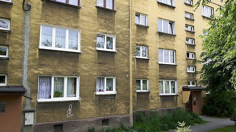 Elewacja z widocznymi zabrudzeniami z sadzy i pyłu, w których mogą być szkodliwe substancje. Fot. Weber