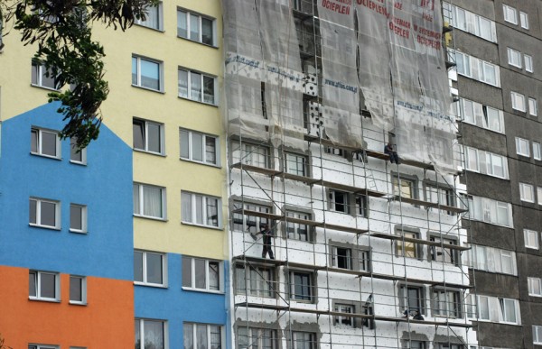 Dzięki ociepleniu ścian budynku pięknieje także elewacja. Fot. ATLAS