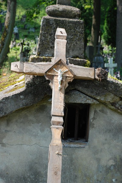 Porządkowanie oraz drobne naprawy nagrobków