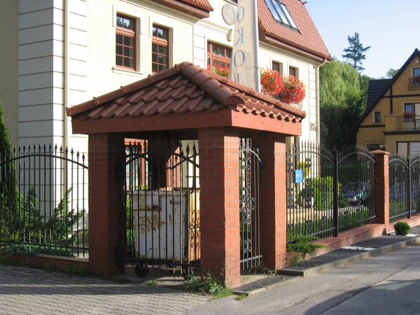 Śmietnik powinien być osłonięty daszkiem. Fot. ATLAS