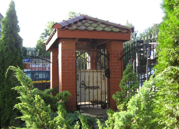 Podstawę śmietnika stanowić powinien fundament. Fot. ATLAS