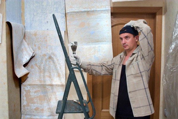 Tapetowanie z pozoru wydaje się zadaniem trudnym, ale sprawny majsterkowicz na pewno sobie z nim poradzi. Fot. Shutterstock