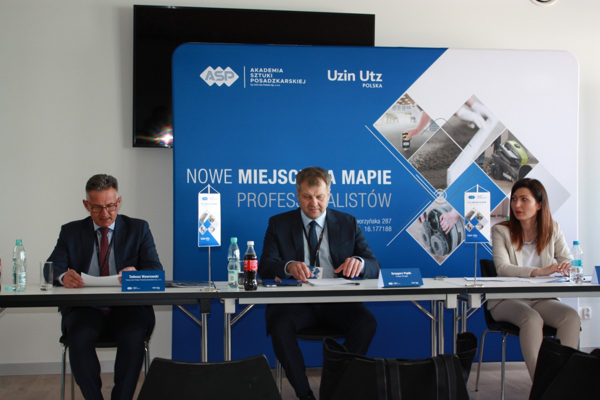 Na fotografii od lewej strony znajdują się: Tadeusz Wawrowski, Prezes Uzin Polska, Grzegorz Popik, Prezes Zarządu oraz Edyta Rząsa specjalista ds.marketingu i szkoleń fot. Łukasz Augustyński