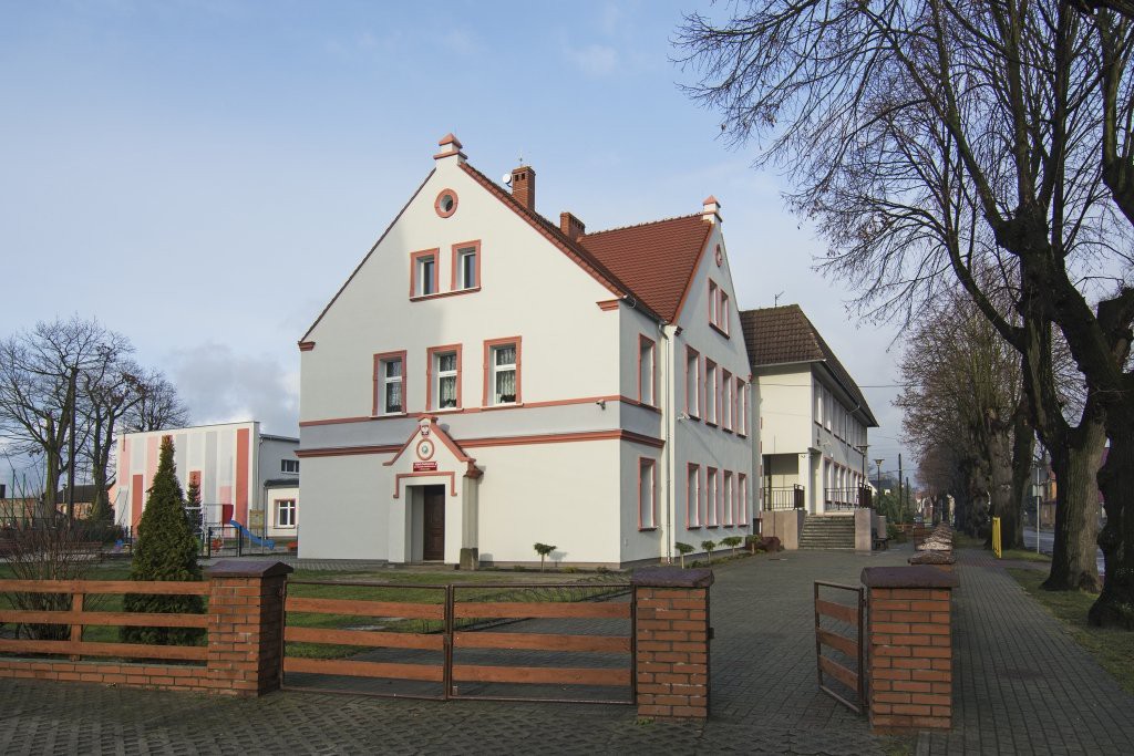 Zespół Szkół im. Henryka Sienkiewicza w Niedoradzu. Fot. Baumit