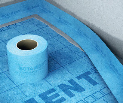 Uszczelnienie narożników oraz miejsc połączeń ściana posadzka za pomocą systemowej taśmy uszczelniającej BOTAMENT<sup>®</sup> SB 78. Fot. BOTAMENT<sup>®</sup>