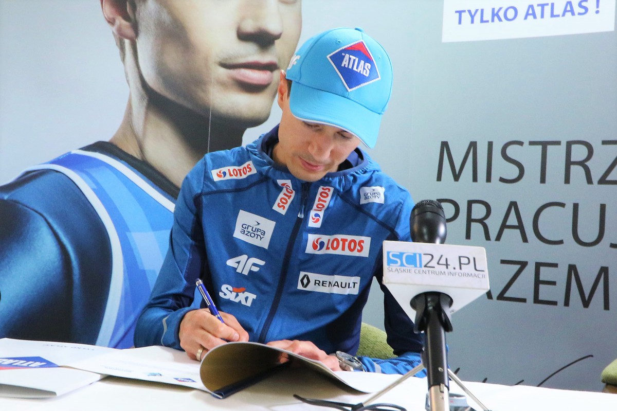 Kamil Stoch podpisujący umowę sponsoringową z atlas.