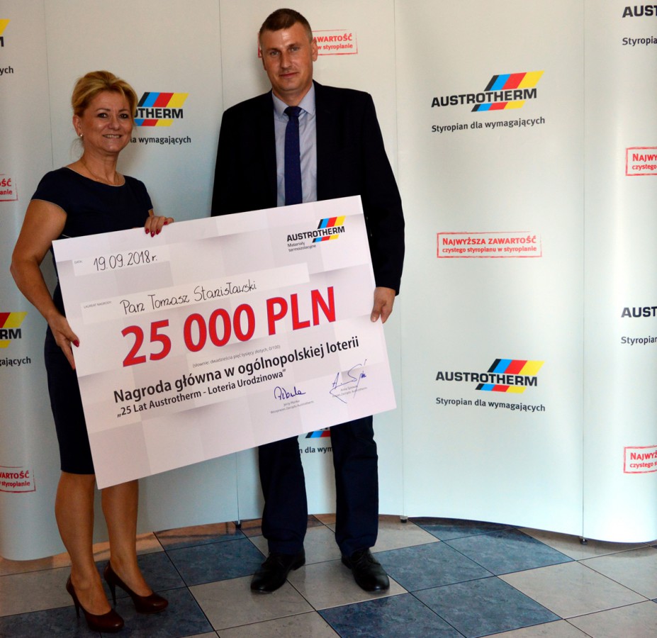 od lewej: Anna Śpiewak - Prezes Zarządu, Tomasz Stanisławski - laureat loterii urodzinowej. Fot. Austrotherm