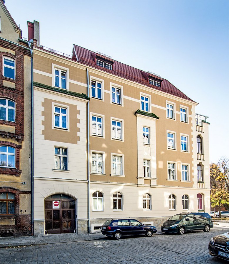Kamienica przy skrzyżowaniu ulic Marcinkowskiego i Dąbrowskiego w Nysie – Wyróżnienie Internautów w kategorii „budynek po renowacji”. Fot. Baumit