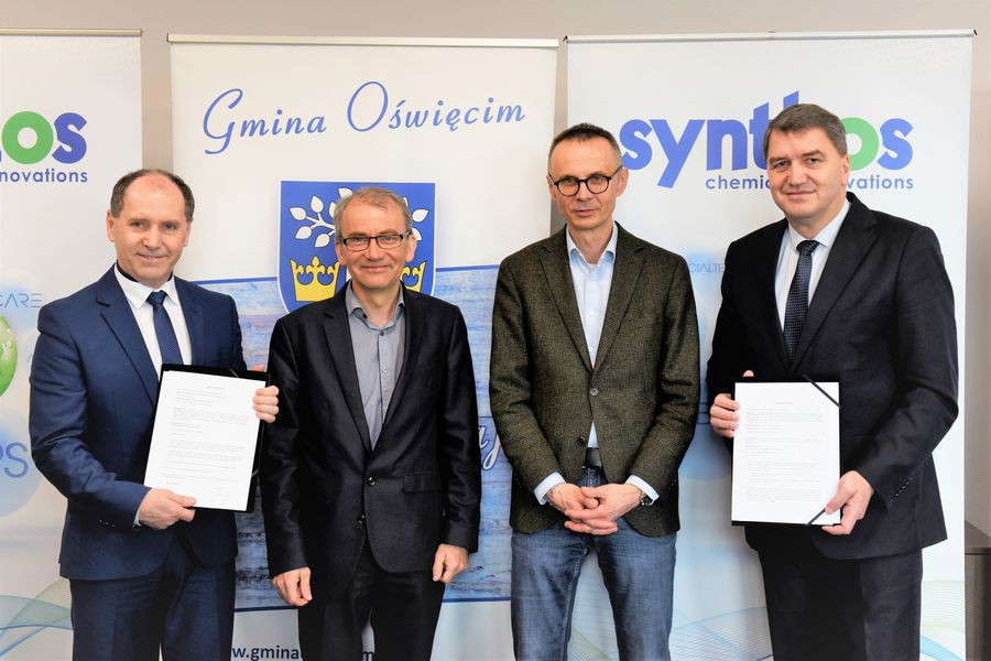 Na zdjęciu od lewej: Mirosław Smolarek, Wójt Gminy Oświęcim, Laurent Guillermin, Członek Zarządu Synthos S.A., Dyrektor Finansowy, Zbigniew Warmuz, Prezes Zarządu Synthos S.A. oraz Janusz Chwierut, Prezydent Oświęcimia. Fot. Synthos S.A.