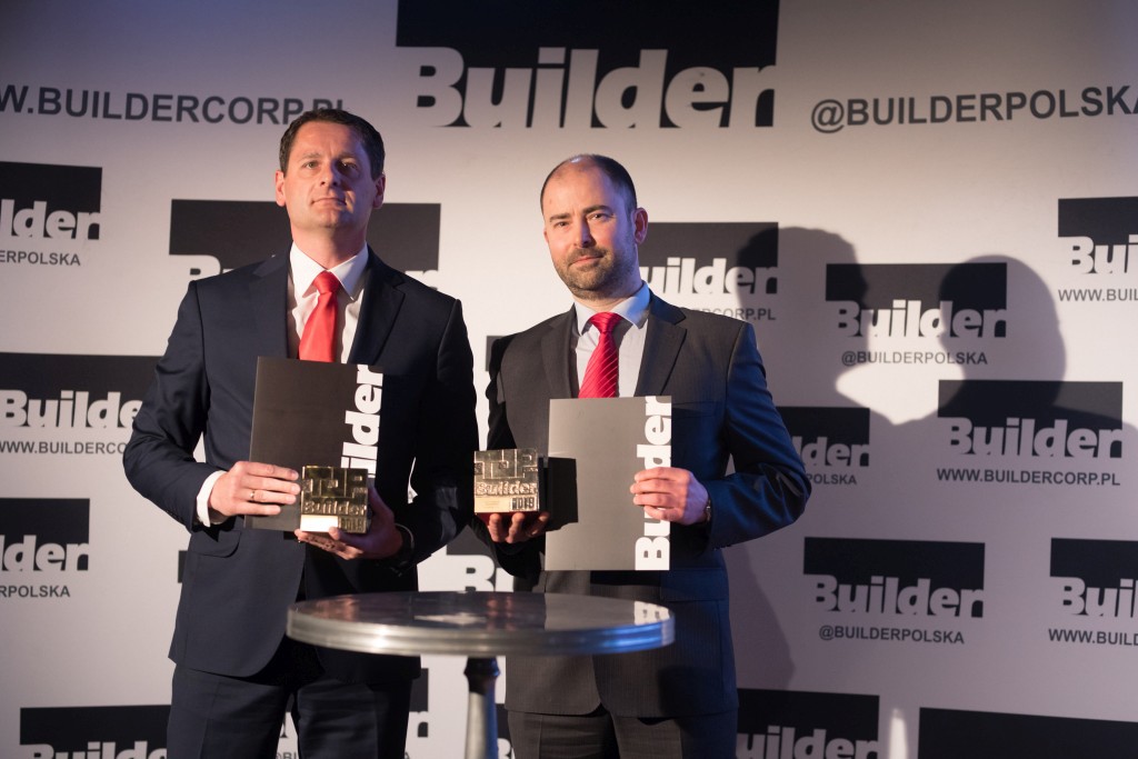 W imieniu firmy Baumit statuetki TopBuilder 2019 odebrali Sylwester Szopa (z lewej) i Tomasz Dzierwa (z prawej). Fot. Builder
