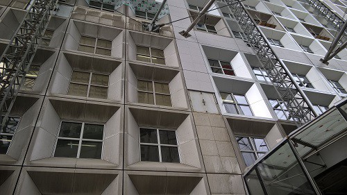 Przekształcanie starego w nowe przy zachowaniu tego samego wyglądu – było wyzwaniem podczas renowacji Wielkiego Łuku. Stare płyty z marmuru Carrara zostały zastąpione nowymi płytami granitowymi dzięki odwrotnemu montażowi za pomocą kotew podcinających. Pozwoliło to zwiększyć bezpieczeństwo i funkcjonalność bez widoczności kotew. Zdjęcie: <sup>©</sup> arenaphotouk