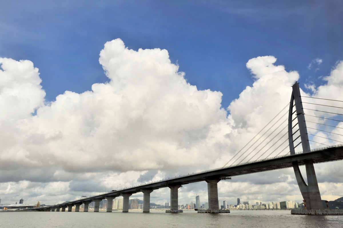 Aż po horyzont. Most Hong Kong-Zhuhai-Macao jest 20 razy dłuższy niż most Golden Gate w San Francisco. Arcydzieło inżynierii skraca czas podróży z Hongkongu do Zhuhai z około czterech godzin do około 30 minut. Szacuje się, że 60 000 samochodów lub 250 000 osób skorzysta z przejścia morskiego po jego otwarciu dla ogółu społeczeństwa. Fot: angelword
