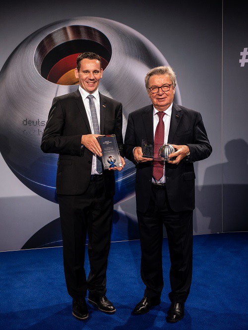 Uśmiechnięte twarze: Prof. Klaus Fischer, właściciel Grupy fischer i Marc-Sven Mengis, CEO, po zwycięstwie w konkursie German Sustainability Award. Fot. fischer