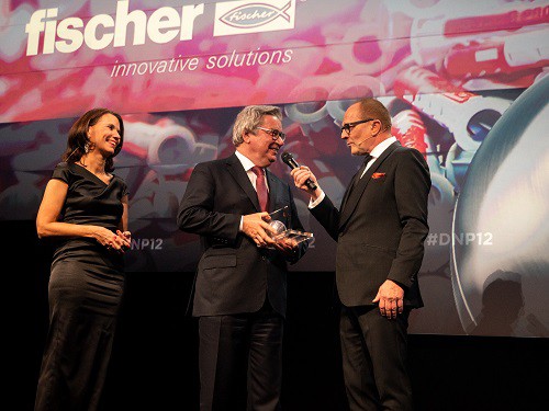 Prof. Klaus Fischer (w środku) odbiera nagrodę German Sustainability Award od Stefana Schulze-Hausmanna, Przewodniczącego Rady fundacji German Sustainability Award Foundation (z prawej) i Rity Schwarzelühr-Sutter, Parlamentarnej Sekretarz Stanu w federalnym Ministerstwie Środowiska. Fot. fischer