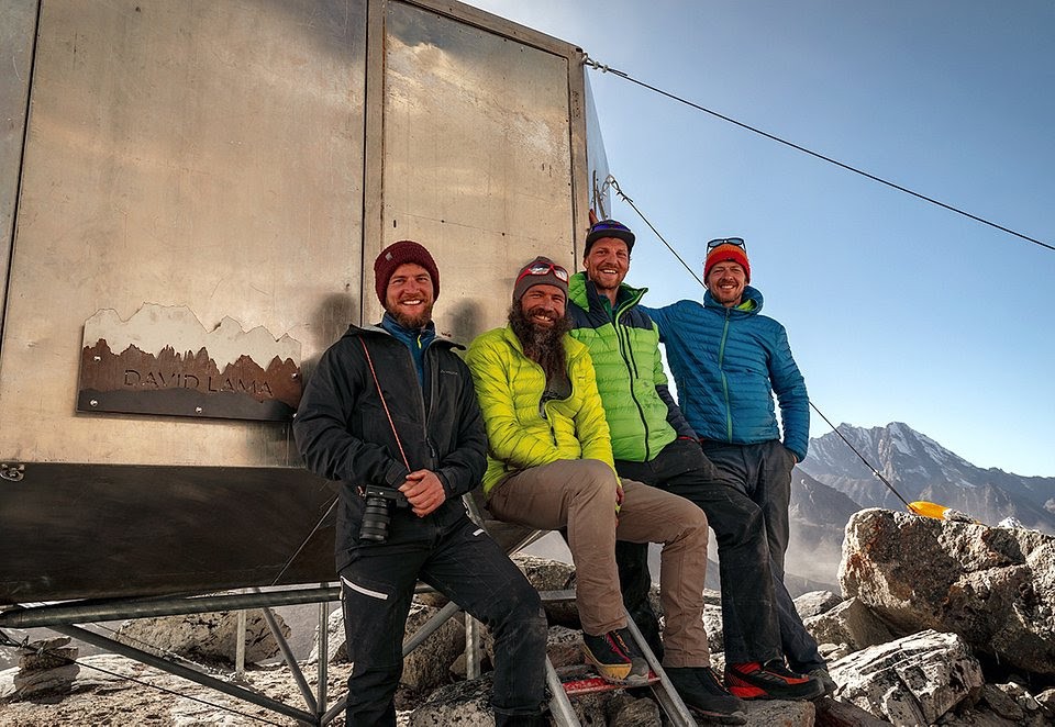 Dumni autorzy (np. T.r.): Stefan Voitl, Stephan Keck, Peter Ortner i Ralf Ohnmacht przed biwakiem Davida Lamy (5080 m). Prawa autorskie: Fabio Keck / Bergkult Productions