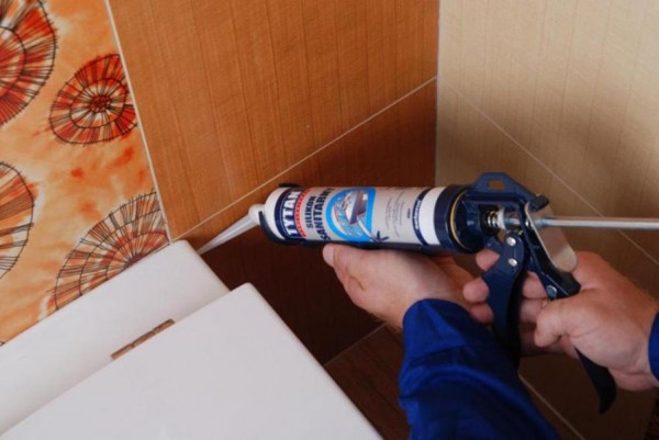 Silikon sanitarny Tytan Professional z aplikatorem kątowym