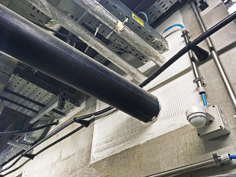 Wszystkie przewody rurowe zostały uszczelnione produktami fischer FireStop, celem ochrony życia ludzi oraz zapobiegania uszkodzeniom budynków i towarów w przypadku pożaru. Zdjecie: fischer