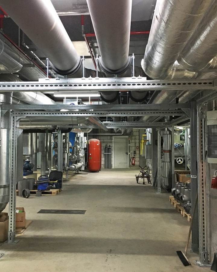 Instalacja dla innowacji: oprócz kanałów mediów zainstalowano rury chłodzące. Zastosowano do tego celu system instalacyjny fischer FMS, ponieważ rozwiązanie było idealne do wysokich obciążeń jakie generują rury chłodzące DN250, a także dla wymaganej rozpiętości konstrukcji szkieletowej. fot. fischer