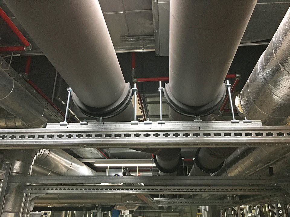 Właściwe rozwiązanie dla każdego zadania instalacyjnego: oprócz systemu fischer FMS, użyto także uniwersalnego systemu fischer FUS. Produkty obejmowały kanał instalacyjny FUS 41 / 2.5 (na zdjęciu) z dodatkowymi modułowymi komponentami systemu. Elementy łączące i konstrukcyjne instaluje się po prostu wkładając je do kanału instalacyjnego, aby uzyskać liczne i dopasowane do potrzeb rozwiązania. fot. fischer