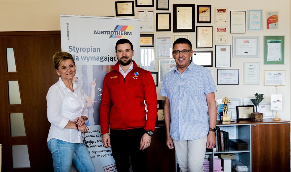 Od lewej: Anna Śpiewak, Prezes Zarządu Austrotherm Sp. z o.o., Robert Pilarczyk, Naczelnik Grupy Jurajskiej. Jerzy Płonka, Wiceprezes Zarządu Austrotherm Sp. z o.o. Fot. Austrotherm