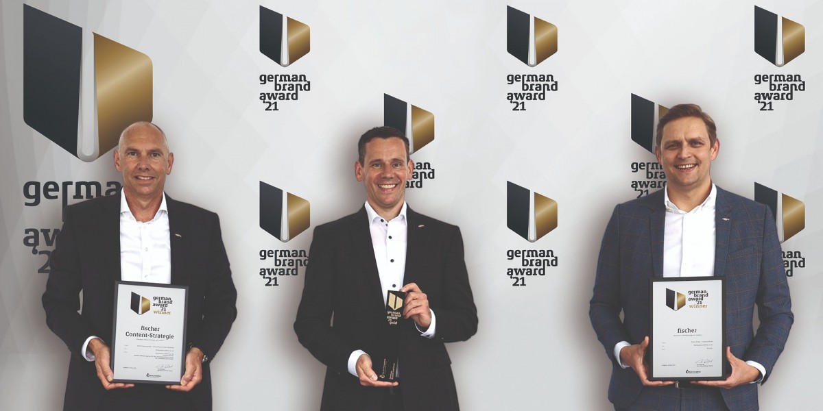 Cieszymy się z trzech nagród German Brand Award 2021. Od lewej do prawej: Armin Heß - rzecznik ds. zarządzania systemami mocowań i dyrektor zarządzający sprzedaży i marketingu grupy fischer, Marc-Sven Mengis - prezes zarządu grupy fischer oraz Volker Amann - dyrektor ds. marketingu międzynarodowego fischer. Zdjęcie: fischer