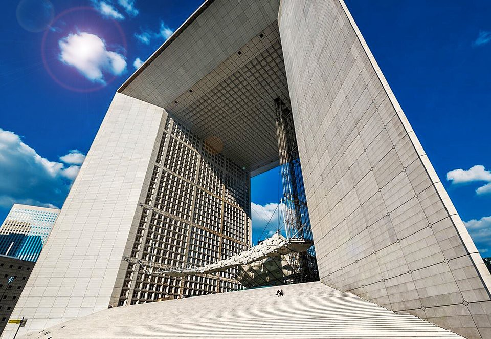 Monumentalny „Grande Arche” to współczesny odpowiednik starożytnego Łuku Triumfalnego znajdującego się na Polach Elizejskich. Fot. fischer