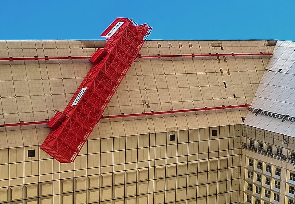 Renowacja La Grande Arche polegała na wymianie zniszczonych paneli. Stare płyty z marmuru karraryjskiego zostały zastąpione nowymi płytami granitowymi dzięki odwrotnemu montażowi za pomocą kotew podcinających. Pozwoliło to zwiększyć bezpieczeństwo i funkcjonalność bez widoczności kotew. Fot. fischer