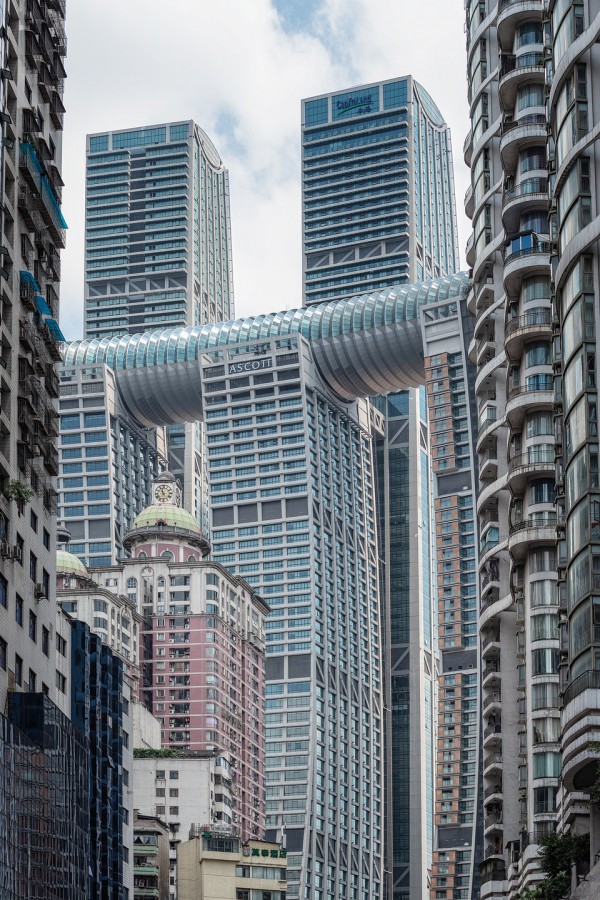 250 metrów nad „Raffles City Chongqing” znajduje się most powietrzny „Kryształ”, który łączy ze sobą wieżowce. Obraz: 彭 渤