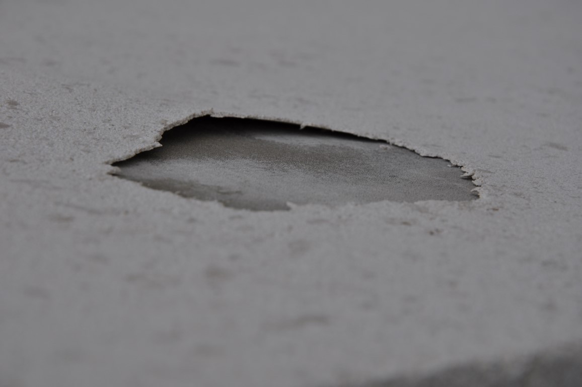 Brak przyczepności do warstwy bazowej pokrytej wysoleniami. Odspojenie wyprawy tynkarskiej i podkładu gruntującego fot. Dryvit