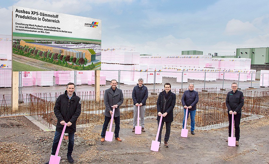 Od lewej: Robert Novak (dyrektor zarządzający ds. sprzedaży Austrotherm GmbH), Martin Horak (burmistrz Purbach), Sebastian Horvath (kierownik zakładu Purbach), Heimo Pascher (dyrektor techniczny grupy Austrotherm), Harald Neumayer (wiceburmistrz Purbach), Wolfgang Trenk (autoryzowany sygnatariusz w Mandelbauer Bau GmbH). Zdjęcie: Austrotherm