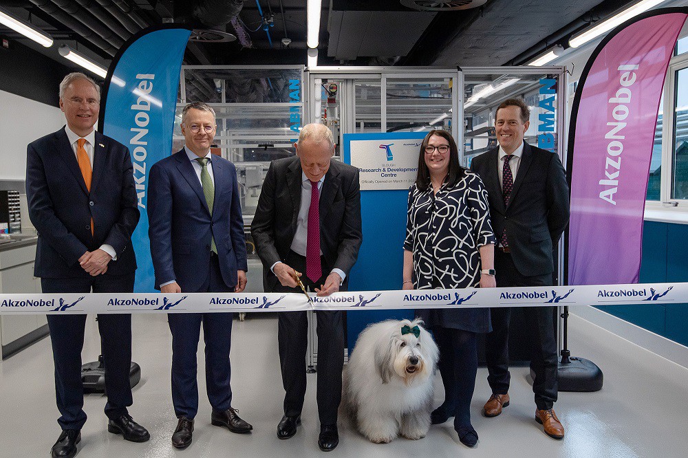 Na zdjęciu (od lewej do prawej) obecni podczas oficjalnego otwarcia nowego centrum badawczo-rozwojowego AkzoNobel w Slough: Ambasador Karel van Oosterom, ambasada Królestwa Niderlandów; Thierry Vanlancker, dyrektor generalny AkzoNobel; Lord Grimstone, minister inwestycji Wielkiej Brytanii; Fiona McLachlan, dyrektor techniczna ds. koloru AkzoNobel; Roger Jakeman, dyrektor ds. zarządzania technicznego i produktowego AkzoNobel. Fot. AkzoNobel