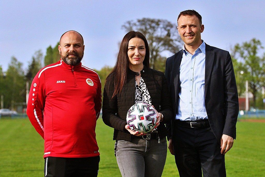 Od lewej: Dyrektor Sportowy Parasol Wrocław, trener piłki nożne – Robert Cichy, Marketing Manager Baumit Polska – Aleksandra Gilewska oraz V-ce Prezes i Koordynator ds. komunikacji i wizerunku Parasol Wrocław – Daniel Sroka. Fot. Baumit
