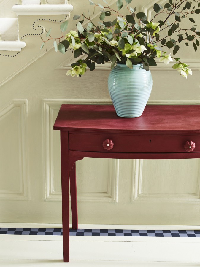 Annie Sloan Satin Paint w kolorze Canvas (stolarka) Wall Paint w kolorze Tyrian Plum (ściany) Chalk Paint<sup>™</sup> w kolorach Burgundy (konsola), Old White (deski podłogowe)